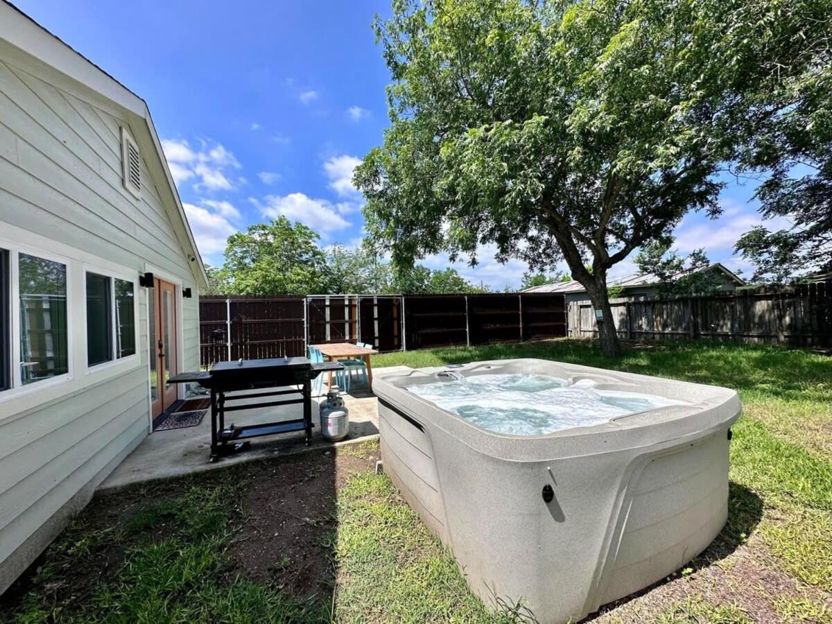 2 Kings Hot Tub Modern Cottage Hill Country Blanco Экстерьер фото
