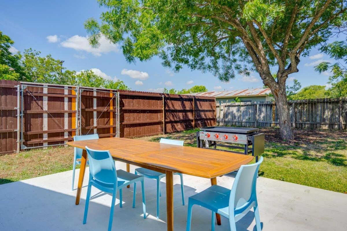 2 Kings Hot Tub Modern Cottage Hill Country Blanco Экстерьер фото